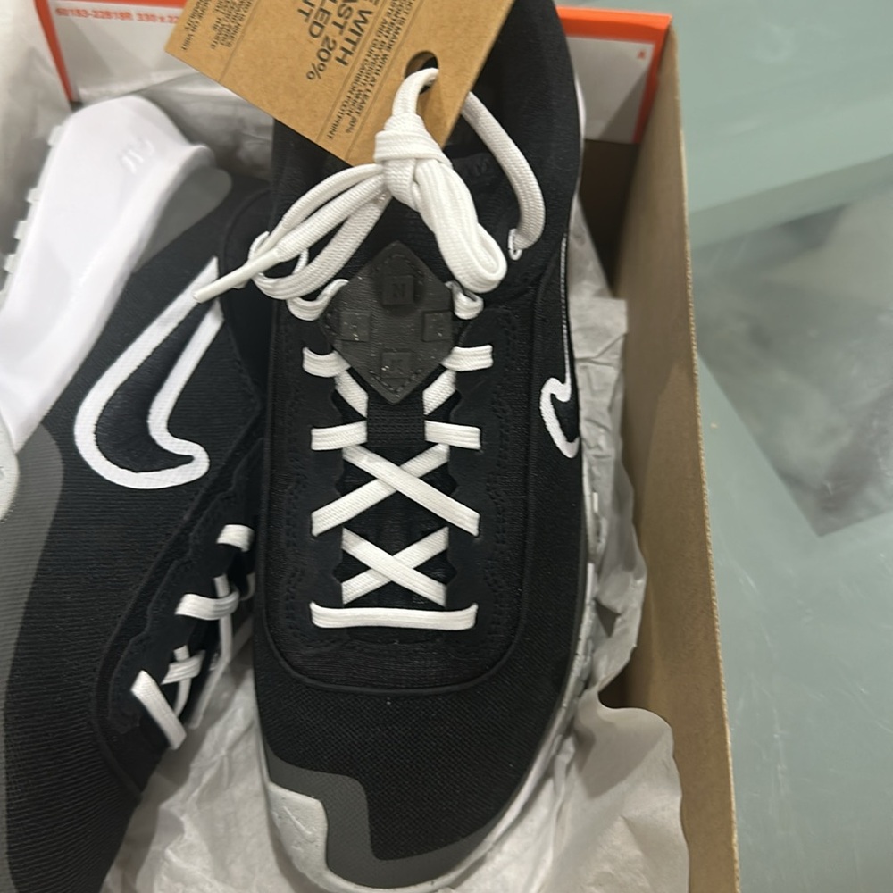 Nike. Air Diamond Varsity Turf Sneakers New never worn - Picture 7 of 7